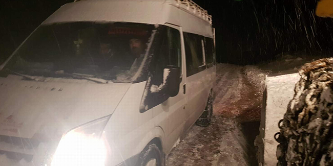 Siirt’te karda mahsur kalan 12 yolcu kurtarıldı