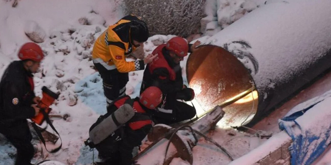 İtfaiye başçavuşu, boru içinde 200 metre sürünüp kurtardığı işçiyle görüştü