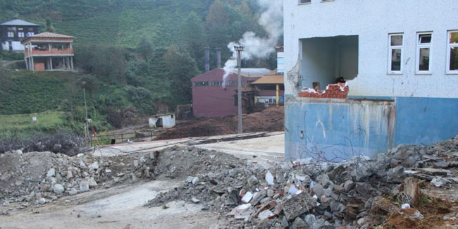 Selden zarar gören belediye binasının yıkımına başlandı