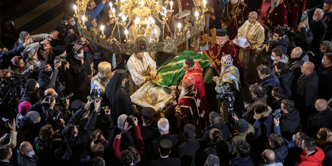 Koronadan ölen Sırp Ortodoks Kilisesi Patriği İrinej'in naaşını öptüler