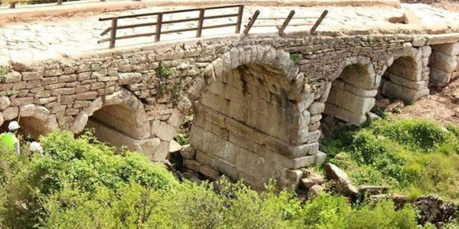 Kocaeli'de restorasyon rezilliği: 2 bin yıllık Roma köprüsüne beton bloklar koydular