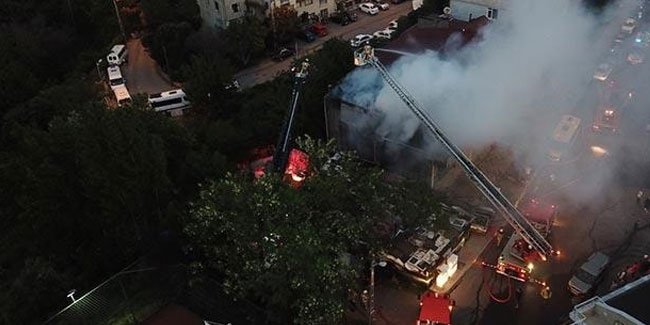 Ataşehir'de iki katlı bina alev alev yandı