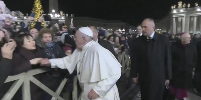 Papa elini tutan kadından özür diledi