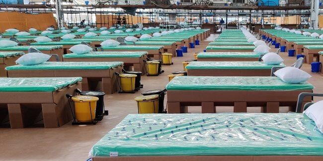 Hindistan'da vakaların önüne geçilemiyor: Hastalara karton yataklar hazırlanıyor