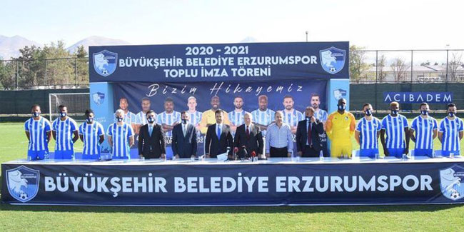 Erzurumspor'da 9 yeni transfere toplu imza töreni