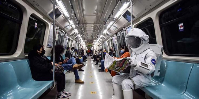 Metroda şaşırtan görüntü: İstanbul turu yapan astronot