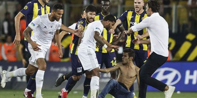 Ankara'da maç bitti, saha karıştı! Sahaya giren taraftar Beşiktaşlı futbolculara saldırdı