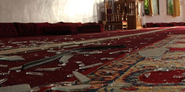 Esed'in askerleri camiyi bombaladı!
