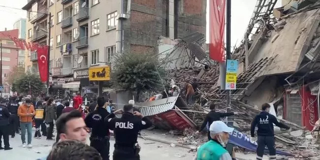Malatya'da bina çöktü