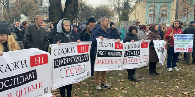Aşı karşıtları arttırılan Covid-19 tedbirlerini protesto etti