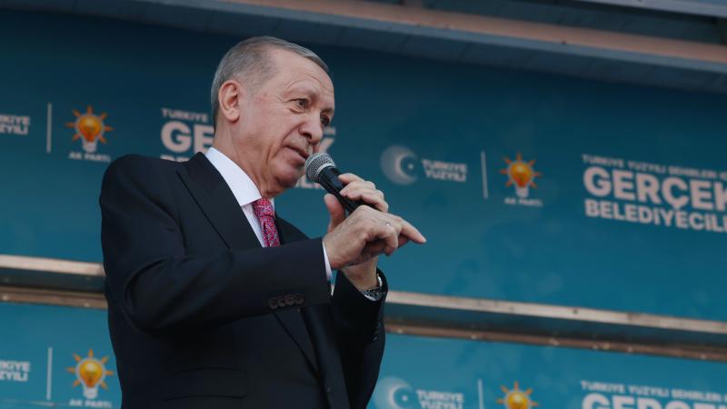 Erdoğan: 3-5 belediye alacağız diye siyasi bölücülere teslim olunmaz