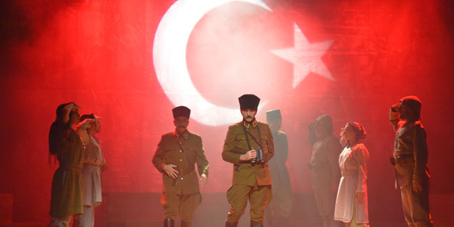 Trabzon'da "Cumhuriyet'e Doğru" oyunu sahnelendi