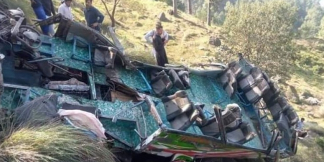 Pakistan’da otobüs vadiye uçtu: 23 ölü
