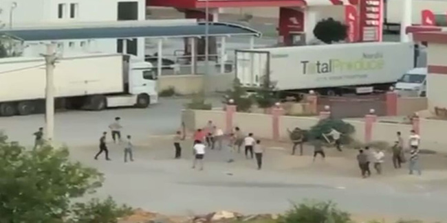 Antalya'da yabancı uyruklu şahısların sopalı kavgası kamerada