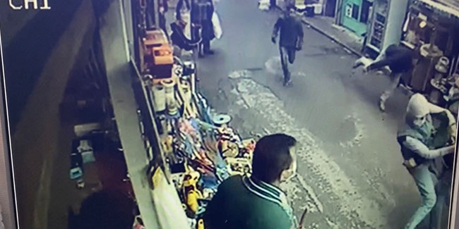 Karaköy'de kapkaççıyı esnaf yakaladı... o anlar kamerada