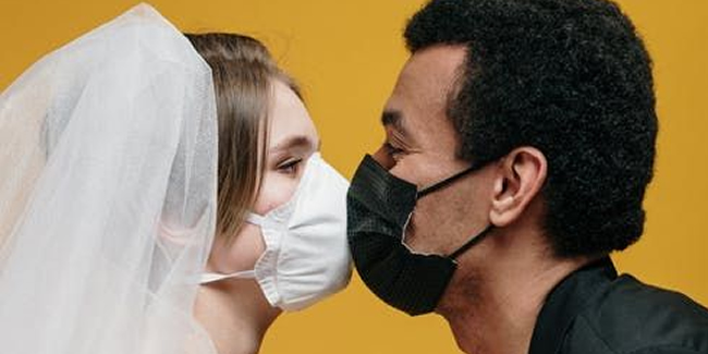 Covid-19 günlerinde güvenli seks için maske takılabilir
