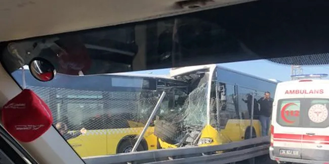 İstanbul'da iki metrobüs çarpıştı: Seferler durdu