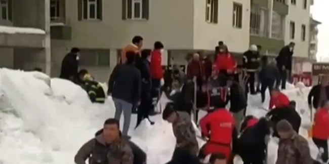 Bitlis'te panik! Kar kütlesi altında kaldılar