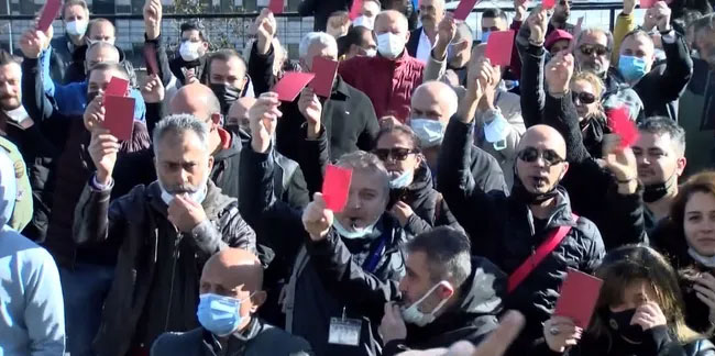 Onur Air çalışanlarından 'kırmızı kart'lı protesto 