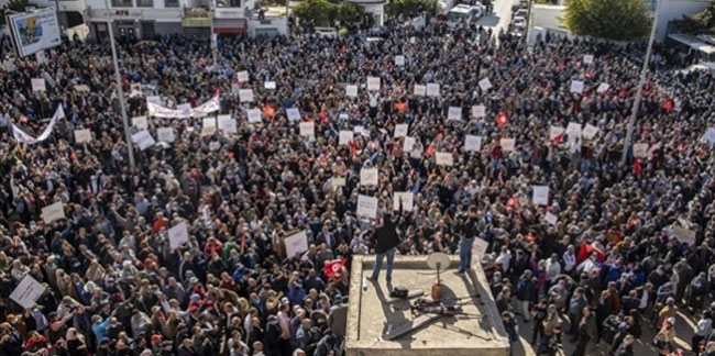 Tunuslulardan Cumhurbaşkanı Said'e protesto