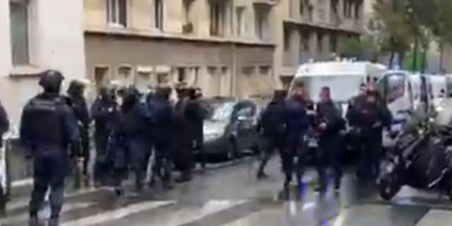 Charlie Hebdo’nun eski binasının bölgesinde bıçaklı saldırı