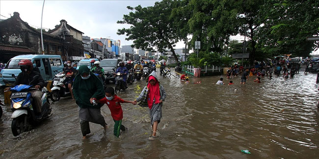 Endonezya'yı sel felaketi vurdu: 20 ölü