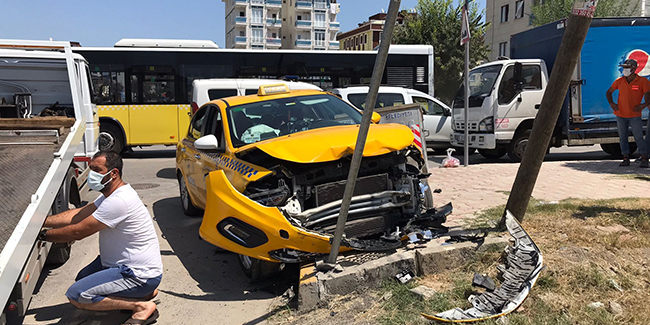 Sultanbeyli’de otomobil ile ticari taksi çarpıştı: 2 yaralı