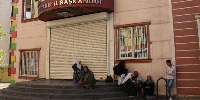 Diyarbakır'da ailelerin eylemi üzerine HDP kepenk kapattı