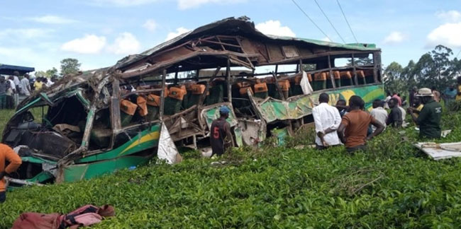 Uganda'da otobüs devrildi: 7'si çocuk 20 kişi yaşamını yitirdi