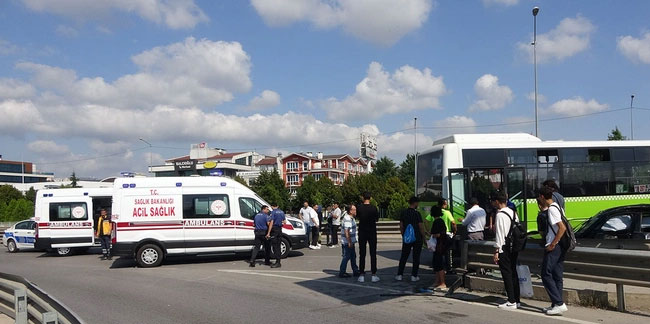 Kocaeli'nde korkunç kaza! Halk otobüsüyle otomobil çarpıştı: 3 yaralı