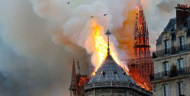 Notre Dame Katedrali'nde 850 yıllık tarih yandı