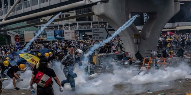 Hong Kong'da protestocular sokaklara geri döndü