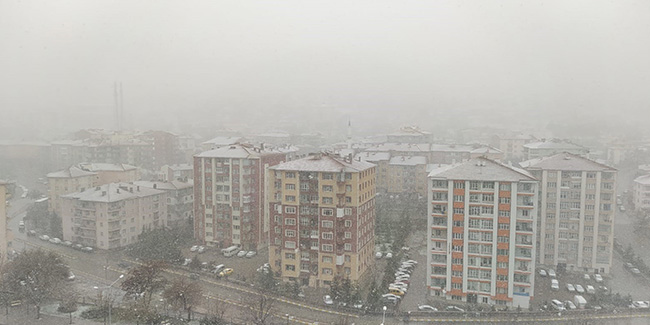 Nisan'da yağan kar Yozgat'ı beyaza bürüdü
