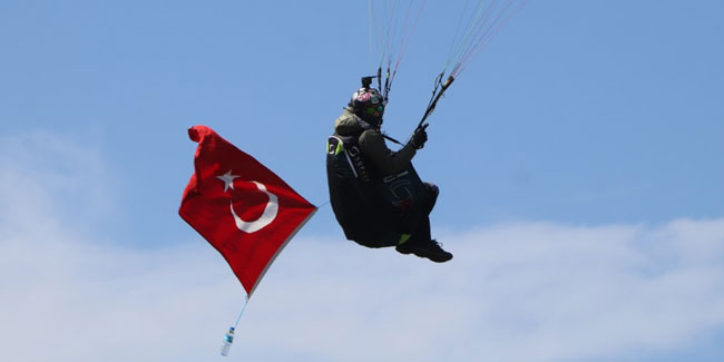 Paraşütçüler gökyüzünü Türk bayraklarıyla süsledi