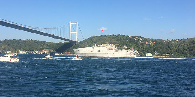 ABD askeri gemisi İstanbul Boğazı'ndan geçti
