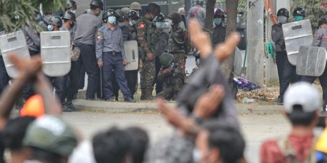 Myanmar'da cunta protestocuları 'ölümcül güç' ile tehdit etti