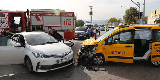Kocaeli’de ticari taksi ile otomobil çarpıştı: 3 yaralı