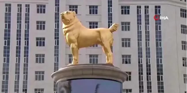 Türkmenistan'da 6 metre yüksekliğindeki altın kaplama köpek heykeli ülkeyi karıştırdı