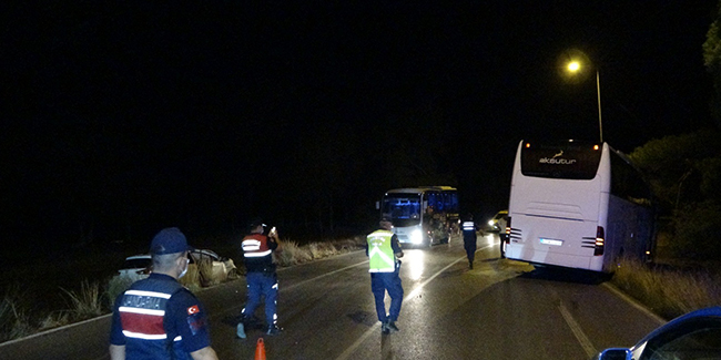 Manavgat’ta otomobil tur otobüsüne çarptı: 2 yaralı