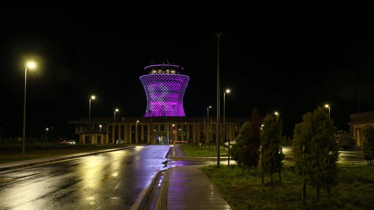 Rize Havalimanı Kulesi Mor Işıkla Aydınlatıldı