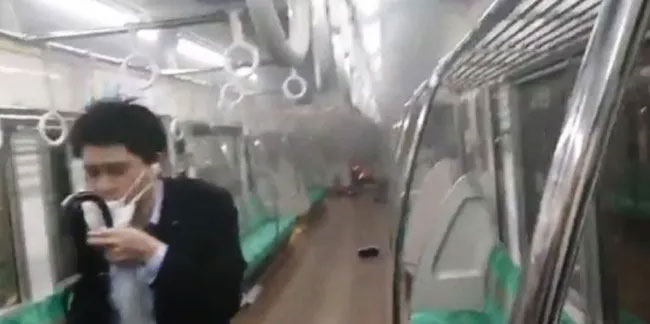 Tokyo metrosunda dehşet: Önce bıçakladı sonra yakmaya çalıştı