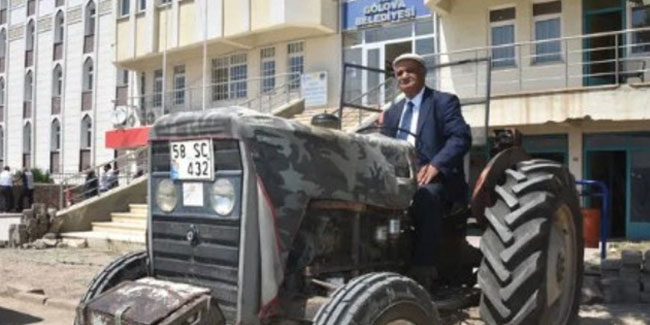 Belediye başkanı makam aracı olarak traktör kullanıyor!