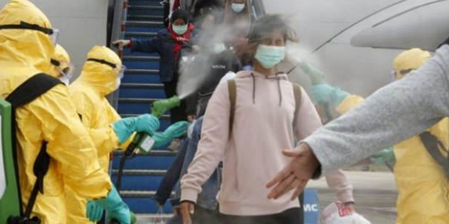 Endonezya’da, Vuhan’dan tahliye edilen yolcuların üzerine dezenfektan sıkıldı
