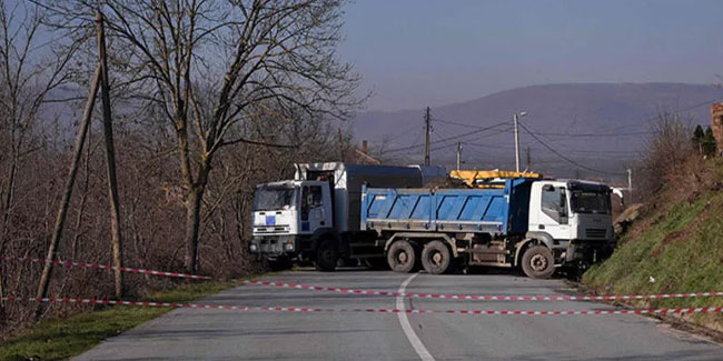 Kosovalı Sırplar kamyonlarla yolu kapattı