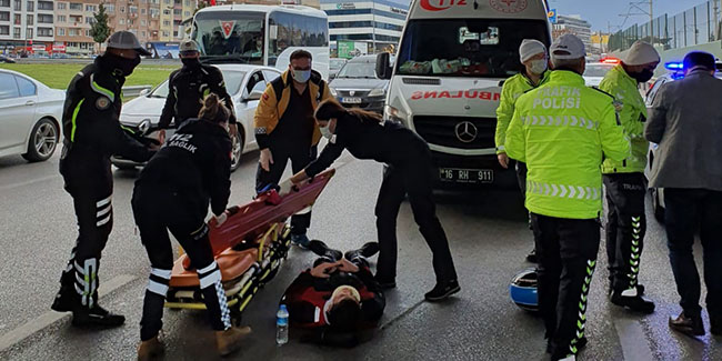 Bursa’da motorlu kurye otomobile çarptı