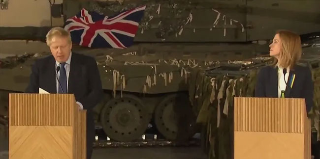Boris Johnson'dan İngiltere bayrağı örtülü tankın önünde mesaj: Ukrayna'da Rus güçleriyle savaşmayacağız