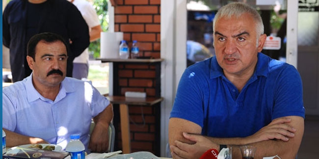 Kültür ve Turizm Bakanı Ersoy, Antalya'da taksi durağını ziyaret etti