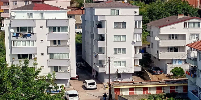 Zonguldak'ta 5. kattaki evinin balkonundan düşen adam can verdi!