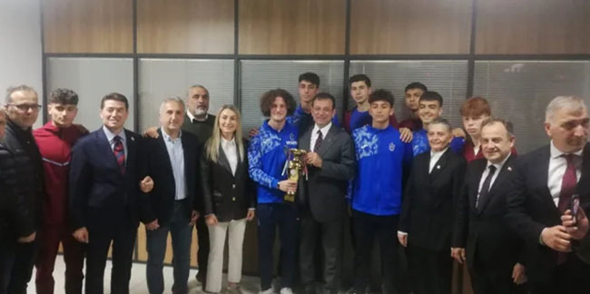 Ekrem İmamoğlu'ndan Türkiye şampiyonu olan Yavuz Sultan Selim Anadolu Lisesi'ne tebrik