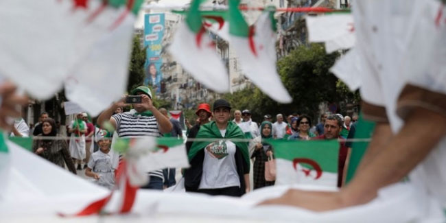 Cezayir seçimi başladı! Buteflika'nın adamları oy pusulasında